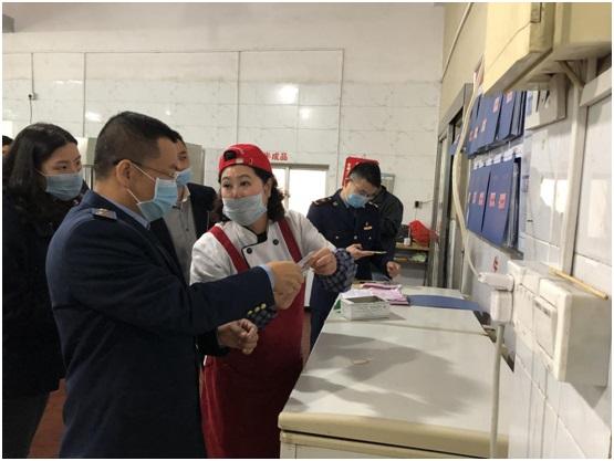 福建省晋江市的食品安全检查人员正在检查学校食堂索票索证
